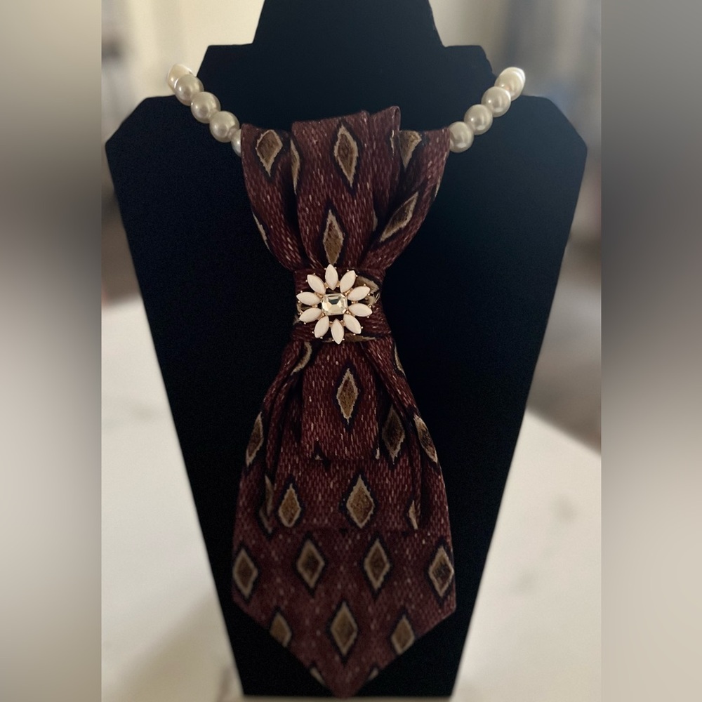 Elegant Maroon reptile Patterned Tie necklace with Floral Brooch